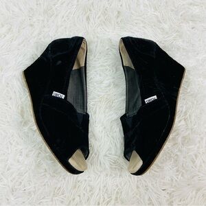 TOMS black crushed velvet open toe platform wedge shoes size 9